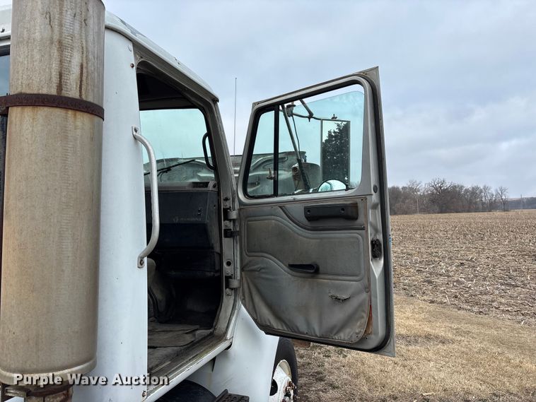 image for item EA4505 1996 International F8200 semi truck