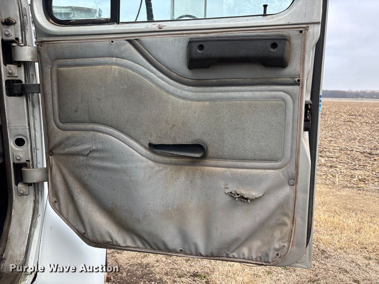 image for item EA4505 1996 International F8200 semi truck