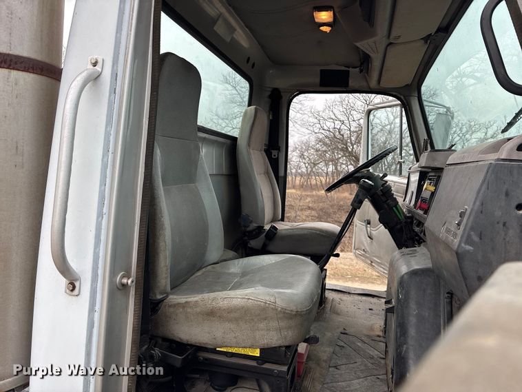 image for item EA4505 1996 International F8200 semi truck