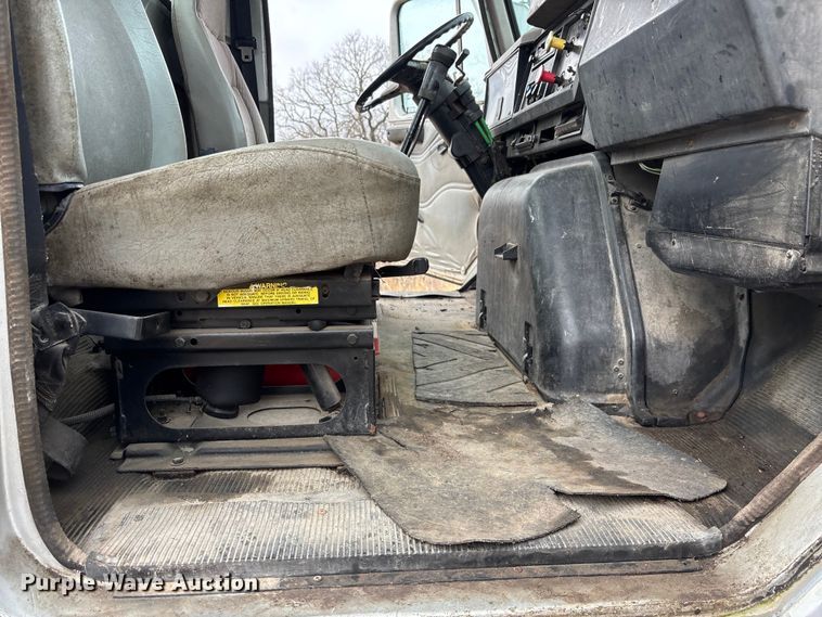 image for item EA4505 1996 International F8200 semi truck