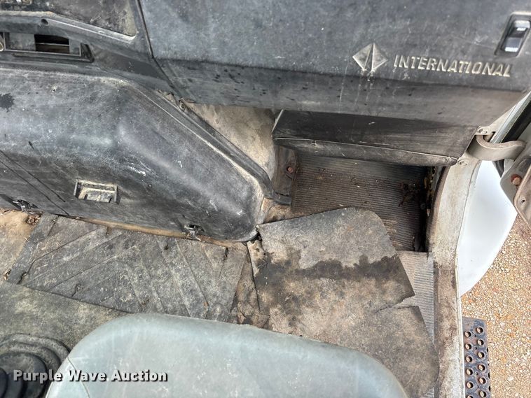 image for item EA4505 1996 International F8200 semi truck