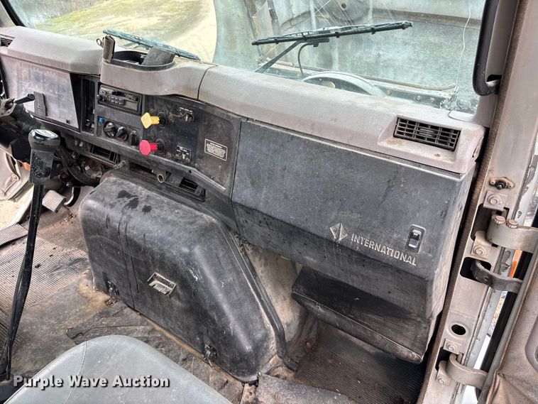 image for item EA4505 1996 International F8200 semi truck