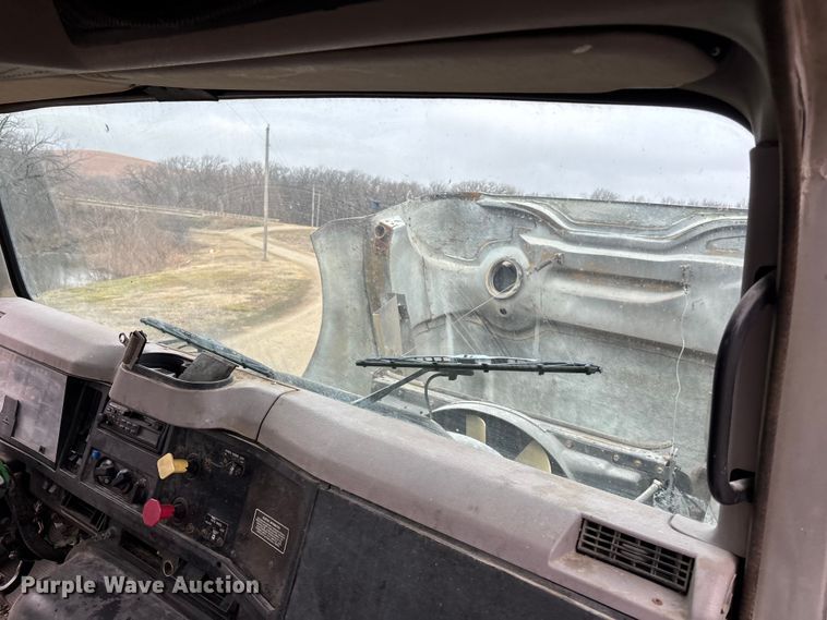 image for item EA4505 1996 International F8200 semi truck