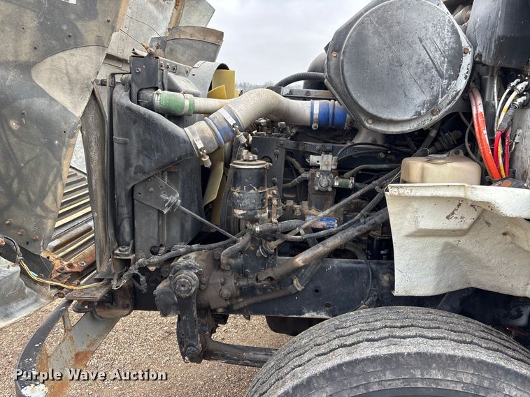 image for item EA4505 1996 International F8200 semi truck