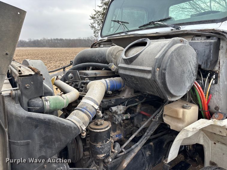 image for item EA4505 1996 International F8200 semi truck