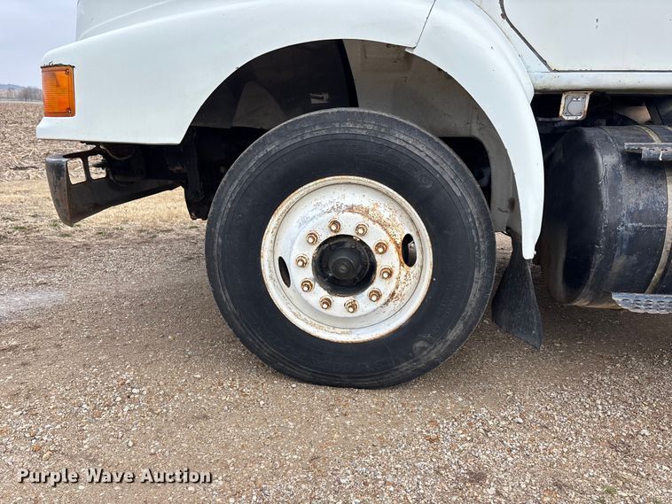 image for item EA4505 1996 International F8200 semi truck