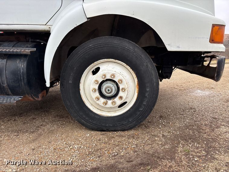 image for item EA4505 1996 International F8200 semi truck