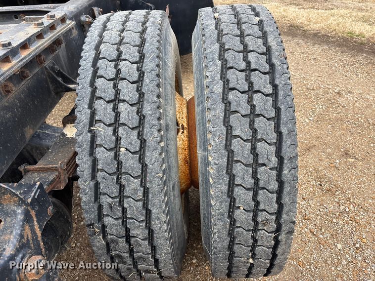 image for item EA4505 1996 International F8200 semi truck