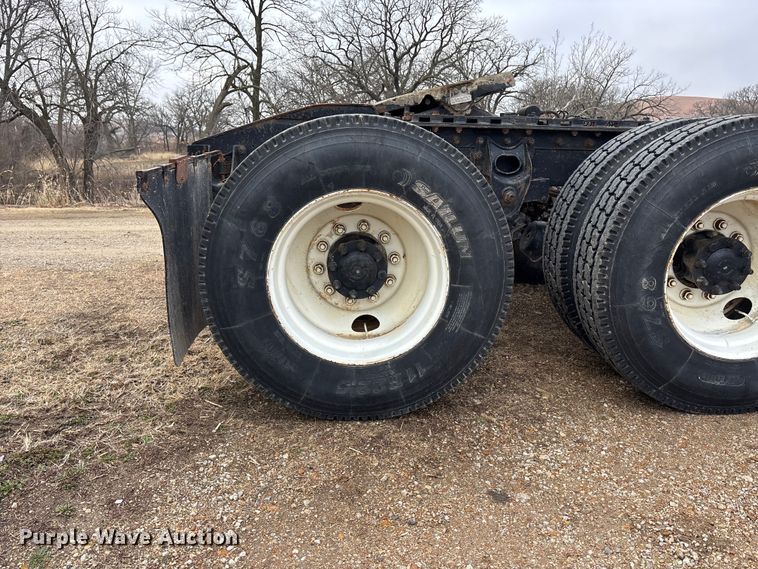 image for item EA4505 1996 International F8200 semi truck