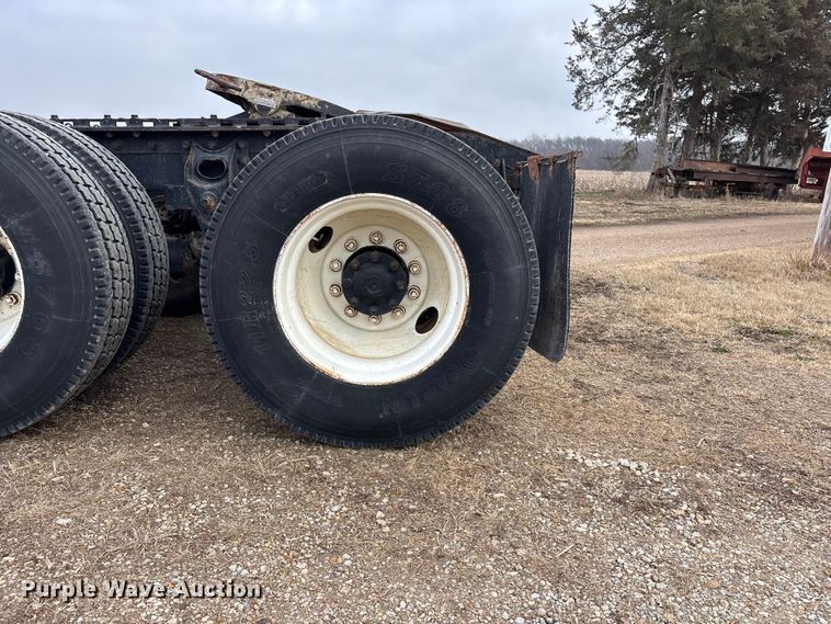 image for item EA4505 1996 International F8200 semi truck