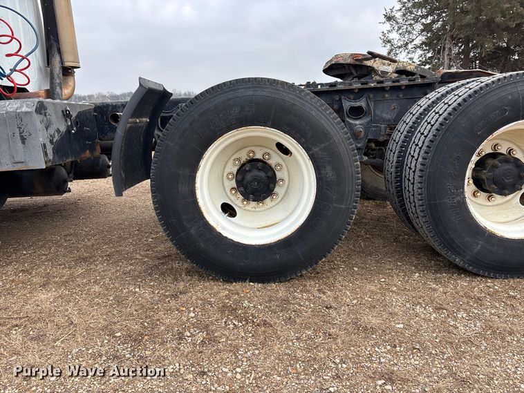 image for item EA4505 1996 International F8200 semi truck