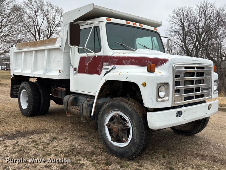 image for item EA4507 1986 International 1954 dump truck