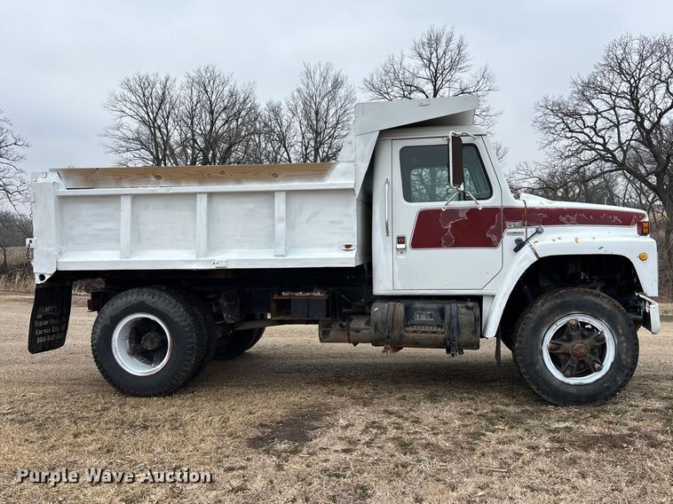 image for item EA4507 1986 International 1954 dump truck