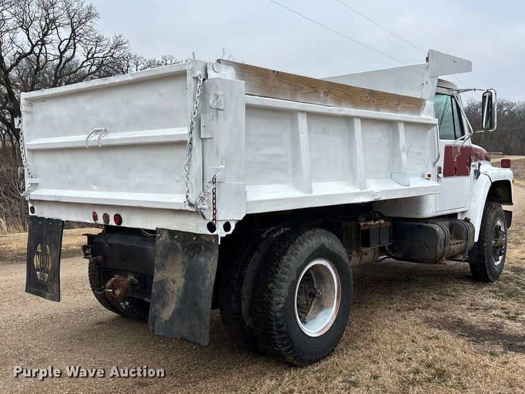 image for item EA4507 1986 International 1954 dump truck