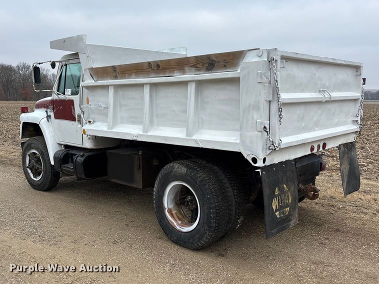 image for item EA4507 1986 International 1954 dump truck