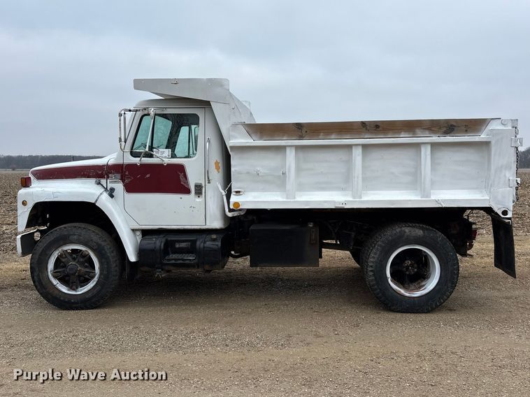 image for item EA4507 1986 International 1954 dump truck