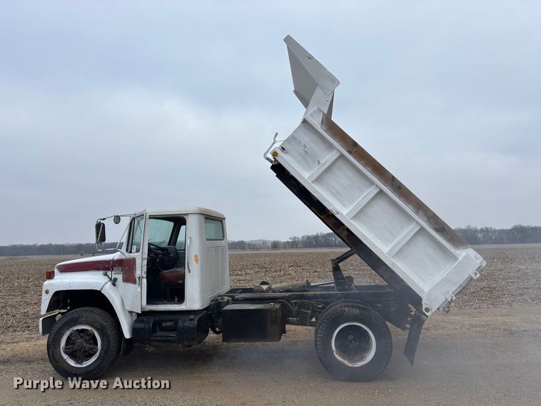 image for item EA4507 1986 International 1954 dump truck