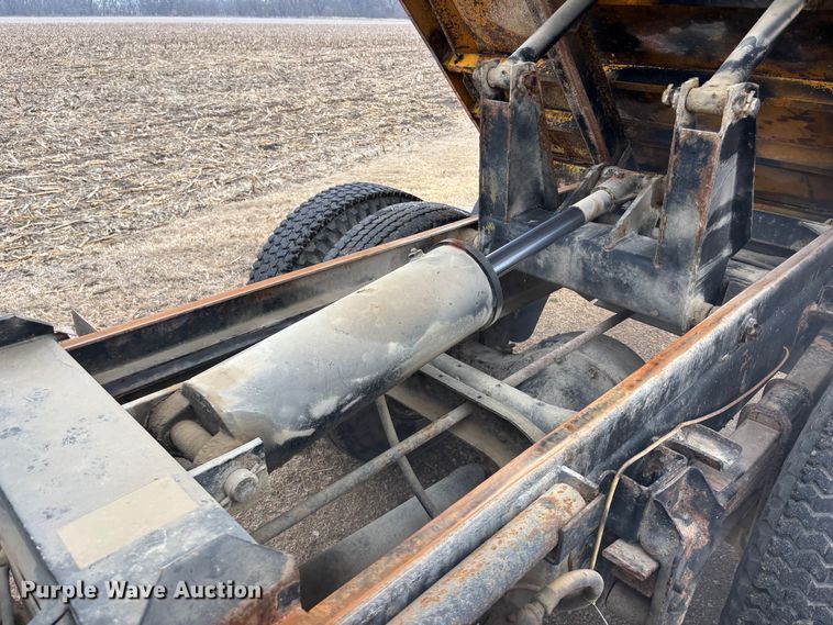 image for item EA4507 1986 International 1954 dump truck