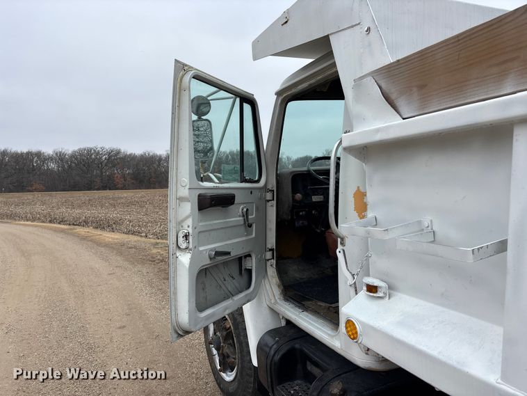 image for item EA4507 1986 International 1954 dump truck