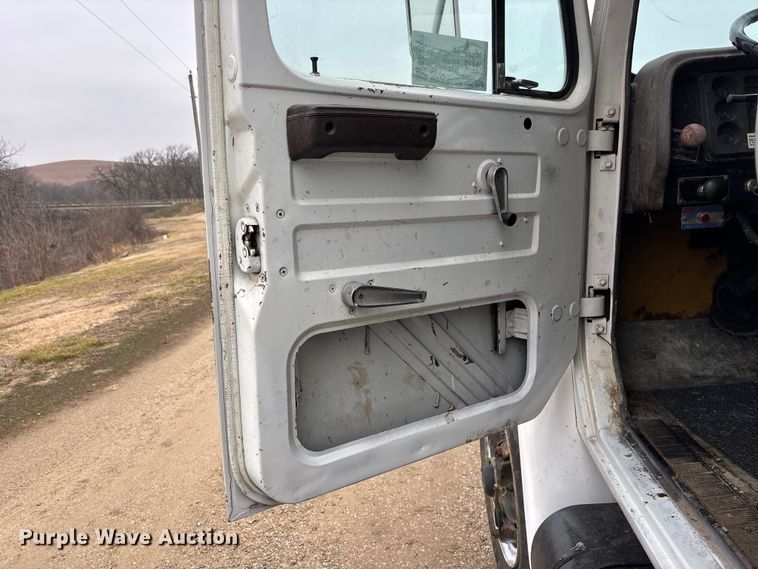 image for item EA4507 1986 International 1954 dump truck