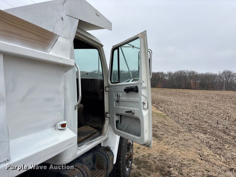 image for item EA4507 1986 International 1954 dump truck