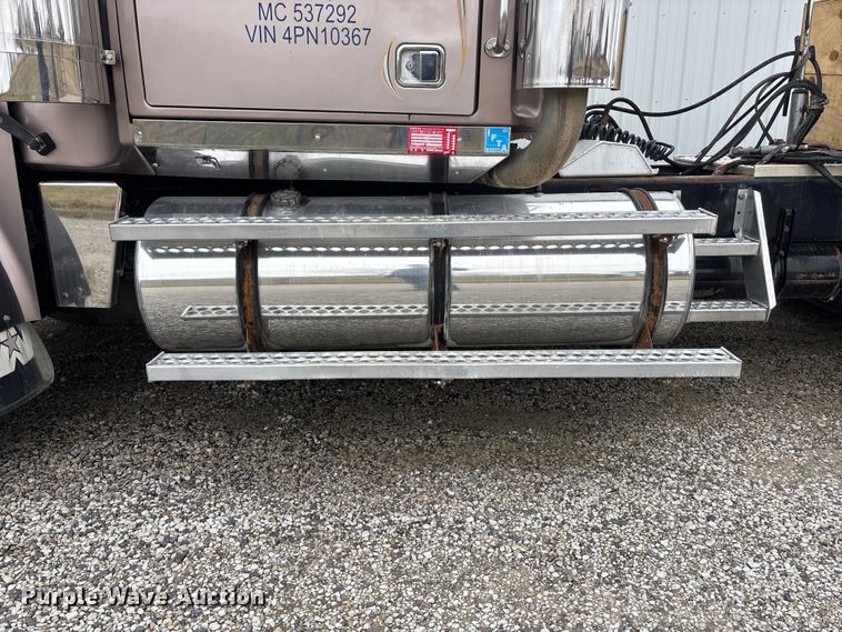 image for item EA4509 2004 Western Star 4900 semi truck