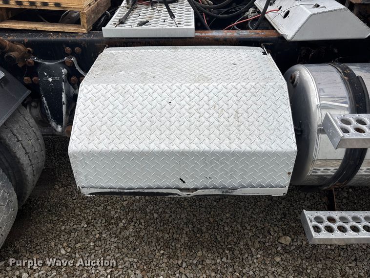 image for item EA4509 2004 Western Star 4900 semi truck