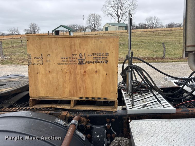 image for item EA4509 2004 Western Star 4900 semi truck