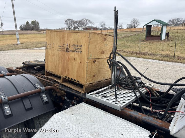 image for item EA4509 2004 Western Star 4900 semi truck