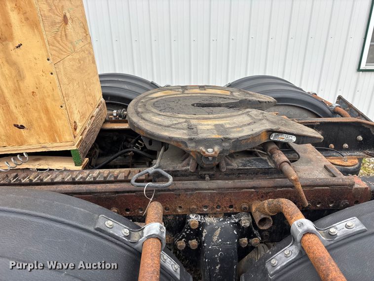 image for item EA4509 2004 Western Star 4900 semi truck