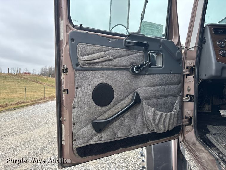 image for item EA4509 2004 Western Star 4900 semi truck