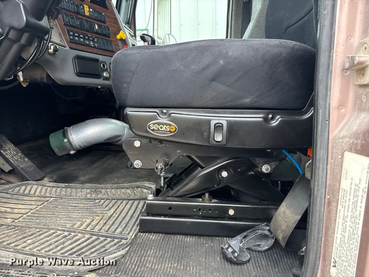 image for item EA4509 2004 Western Star 4900 semi truck