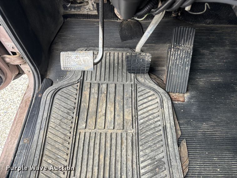 image for item EA4509 2004 Western Star 4900 semi truck