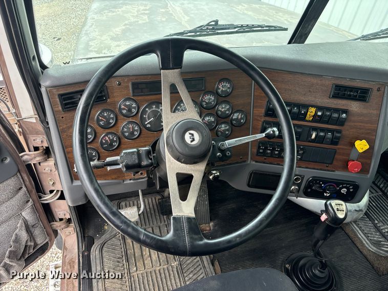 image for item EA4509 2004 Western Star 4900 semi truck