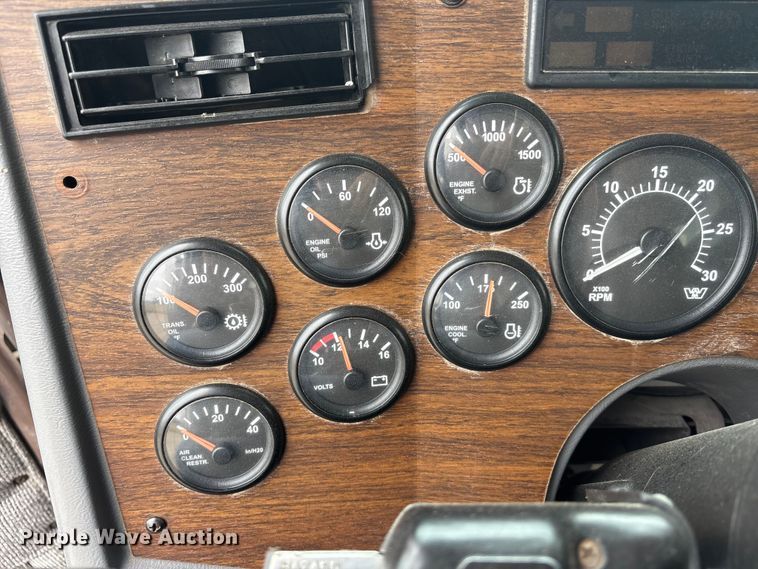 image for item EA4509 2004 Western Star 4900 semi truck