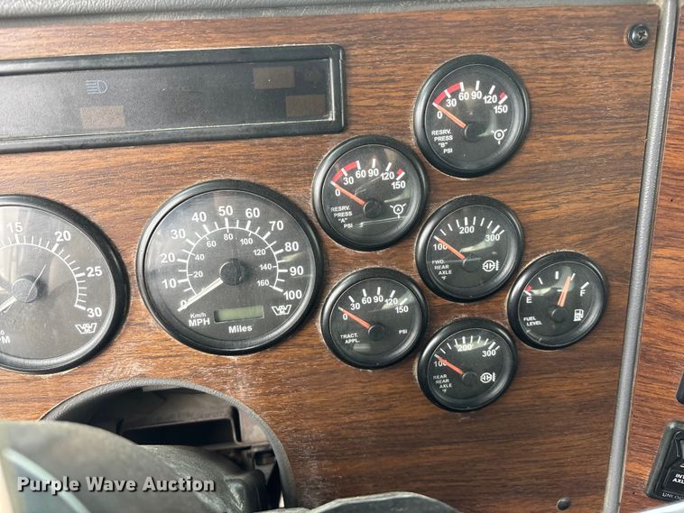 image for item EA4509 2004 Western Star 4900 semi truck