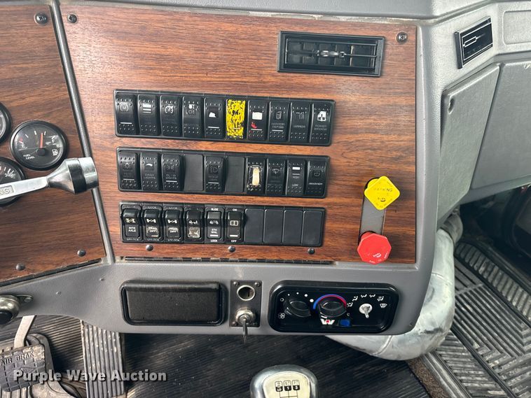 image for item EA4509 2004 Western Star 4900 semi truck