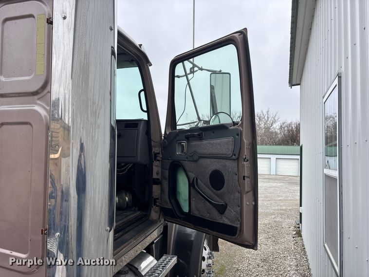 image for item EA4509 2004 Western Star 4900 semi truck