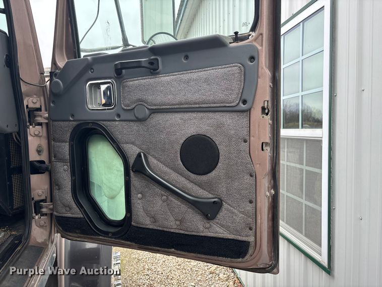 image for item EA4509 2004 Western Star 4900 semi truck