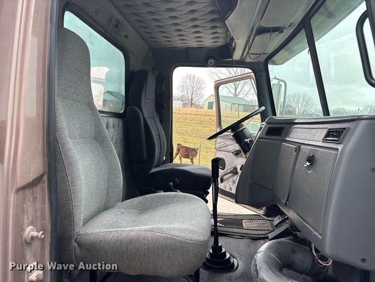 image for item EA4509 2004 Western Star 4900 semi truck