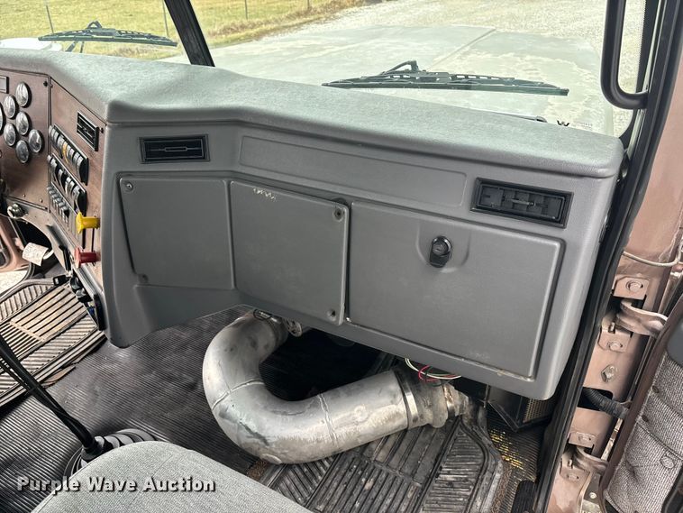 image for item EA4509 2004 Western Star 4900 semi truck