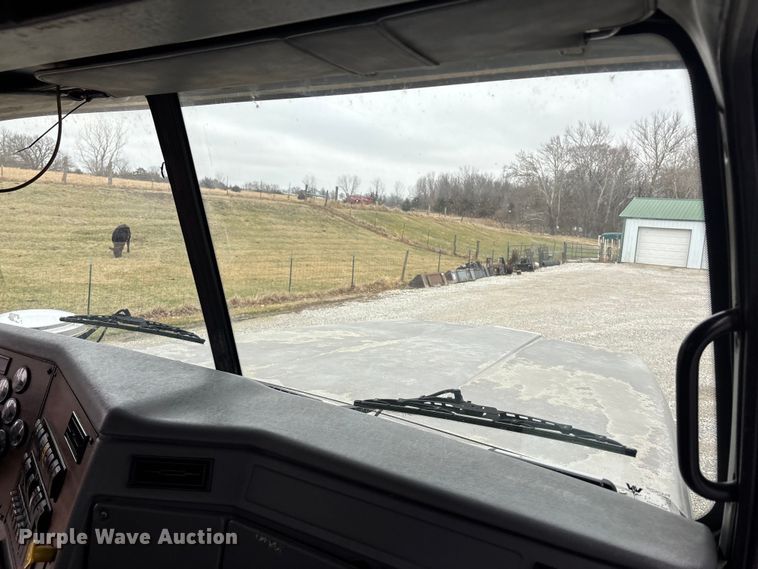 image for item EA4509 2004 Western Star 4900 semi truck