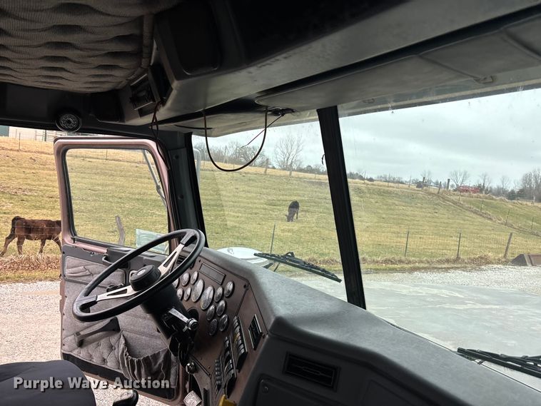 image for item EA4509 2004 Western Star 4900 semi truck