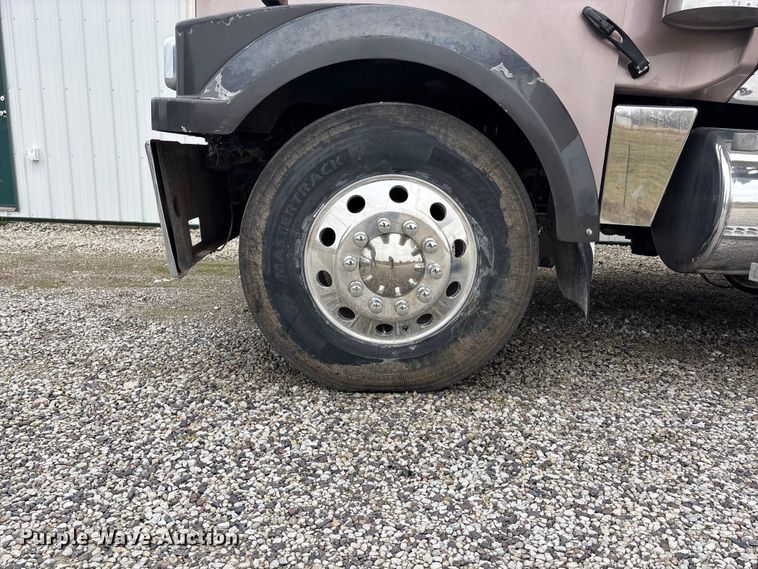 image for item EA4509 2004 Western Star 4900 semi truck