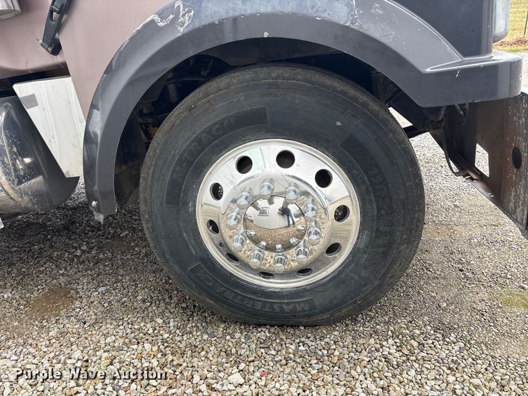 image for item EA4509 2004 Western Star 4900 semi truck