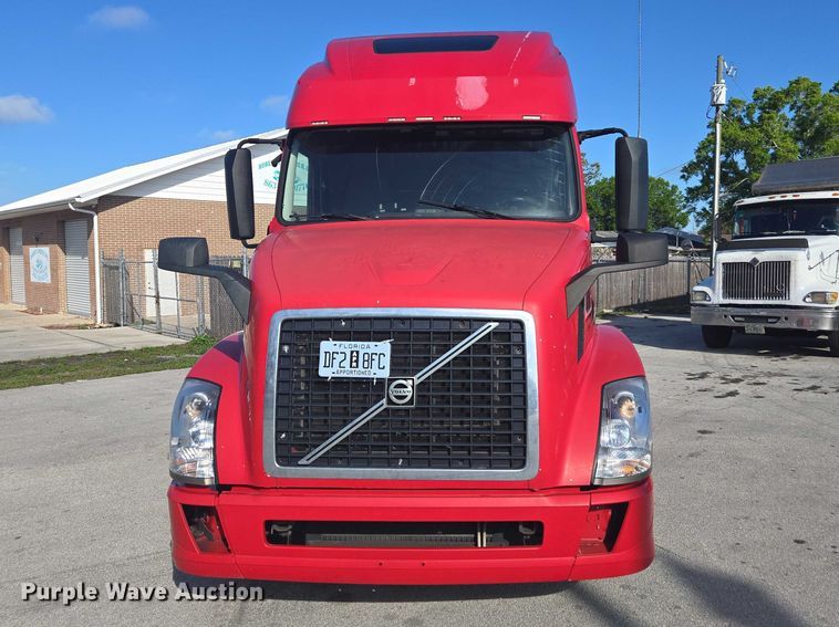 image for item EA5468 2017 Volvo VNL semi truck