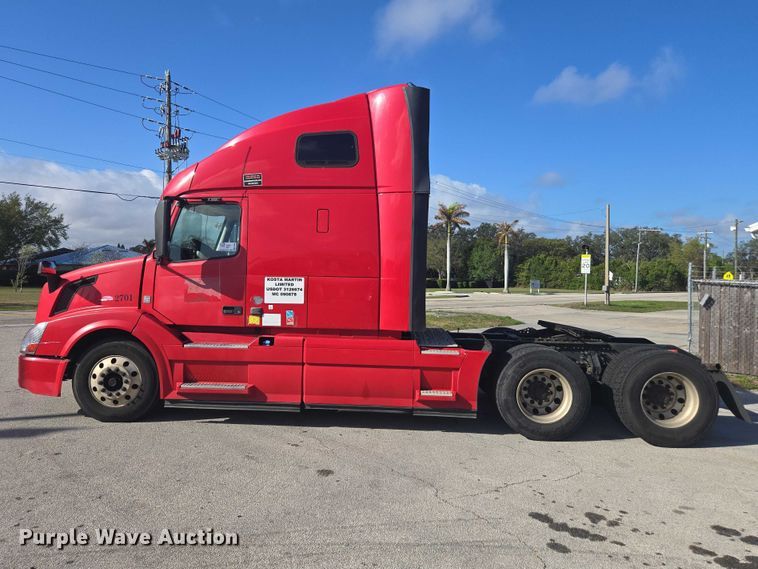 image for item EA5468 2017 Volvo VNL semi truck