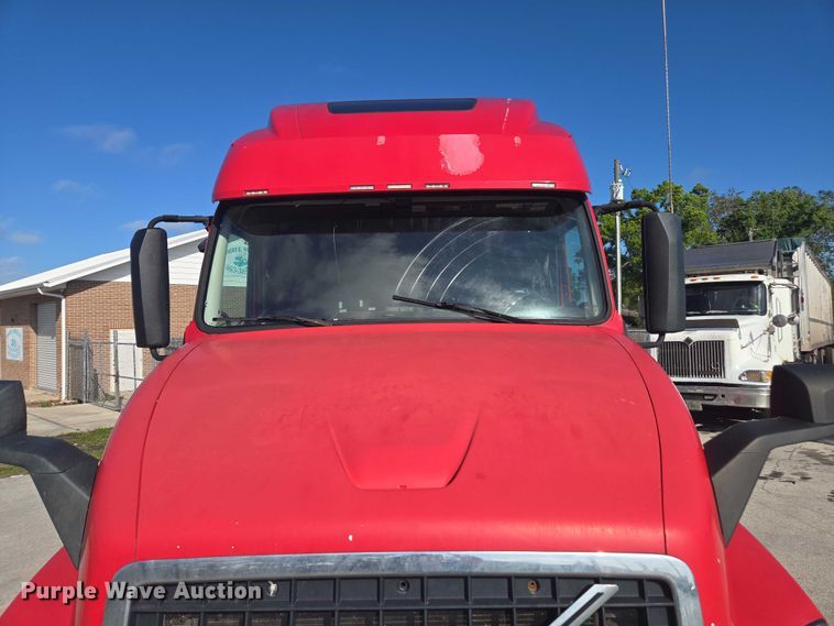 image for item EA5468 2017 Volvo VNL semi truck