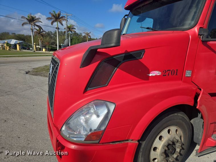 image for item EA5468 2017 Volvo VNL semi truck