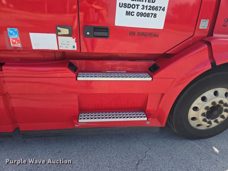 image for item EA5468 2017 Volvo VNL semi truck